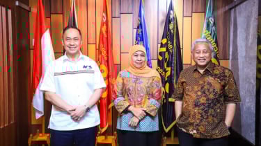  Ary Ginanjar Agustian bersama  Gubernur Jawa Timur, Khofifah Indar Parawansa