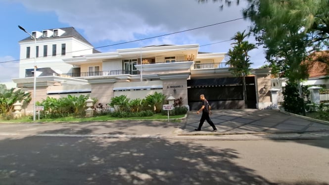 Suasana rumah milik bos Sritex, Iwan Setiawan Lukminto usai ditangkap Kejagung