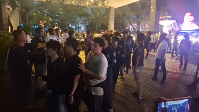 A varios estudiantes se les proporcionó las consecuencias de una demostración que conduce al estómago en el salón de NOS.
