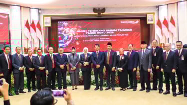 Gubernur Jatim Khofifah Indar Parawansa bersama jajaran pengurus baru Bank Jatim. (Foto: Humas Pemprov Jatim)