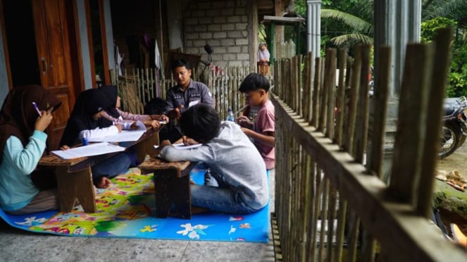 Los estudiantes de las víctimas brutas realizaron un examen escolar en las casas del pueblo de la ciudad de Rugok