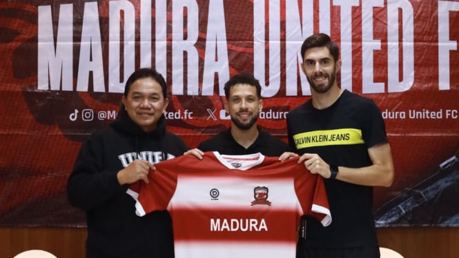 Achsanul Qosasi Bersama Pedro dan Iran Junior (Sumber: MO Madura United)