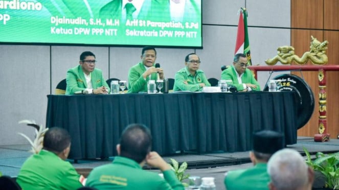 Presidente interino de PPP Marioo (medio).
