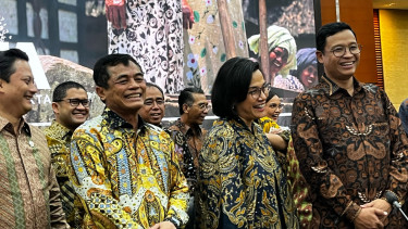 Direktur Jenderal Bea dan Cukai Djaka Budhi Utama (kiri), Menteri Keuangan Sri Mulyani (tengah), Direktur Jenderal Pajak Bimo Wijayanto (kanan)  