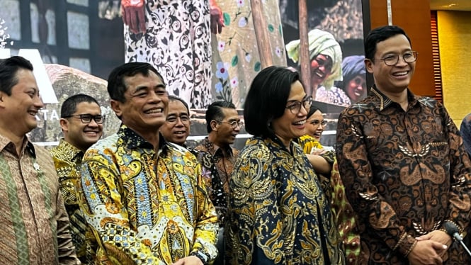 68304c3edd2a9-usai-dilantik-jadi-dirjen-bea-cukai-djaka-tegaskan-sudah-mundur-dari-tni_665_374 68304c3edd2a9-usai-dilantik-jadi-dirjen-bea-cukai-djaka-tegaskan-sudah-mundur-dari-tni_665_374