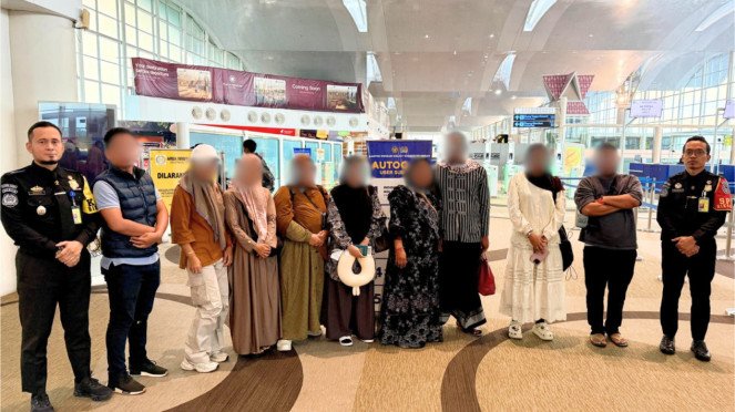 9 posibles peregrinos supuestamente ilegales asegurados en el aeropuerto de Kualanamu, regencia de Deliserdang. (Doc la Oficina de Inmigración de Medan)