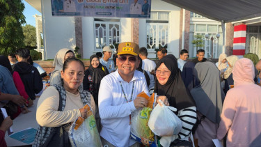 Gubernur Kalimantan Tengah Agustiar Sabran membagikan sembako gratis