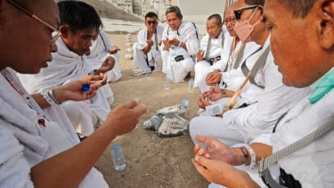 683093ed4daf4-jemaah-ziarah-ke-makam-kh-maimoen-zubair-di-pemakaman-ma-la-makkah-arab-saudi_375_211