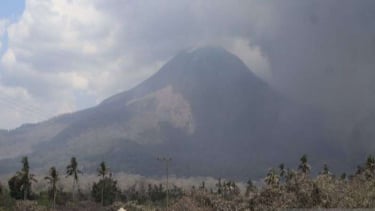Gunung Lewotobi Laki-Laki terpantau dari Pos Pengamatan Gunungapi Lewotobi Laki-