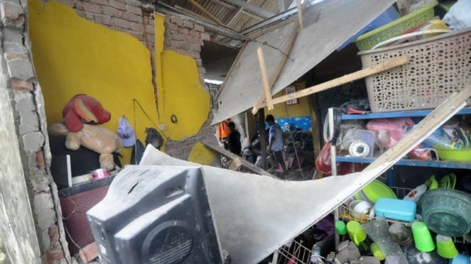 La casa está dañada por el terremoto de Benkulu.