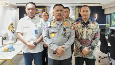 Kakorlantas Polri Irjen Agus Suryonugroho (tengah)