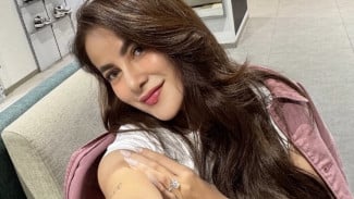 Detik-detik Olla Ramlan Pingsan Saat Menabur Bunga di Makam Sang Ibu