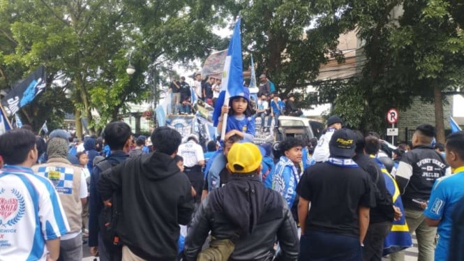 "Hadapi Manila Digger di Bandung, Bobotoh Jadi ‘Bahan Bakar’ Persib"  

(Versi yang lebih visual dan menarik dalam Bahasa Indonesia)  

"Lawan Manila Digger di Bandung, Bobotoh Sumber Semangat Persib!"  

✨ Bobotoh: Nyala Api Pertandingan Persib ✨  
🔥 Bandung Bergejolak, Semangat Tak Terkalahkan! 🔥