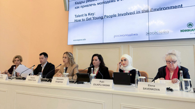 Diputado del gobernante de la Cámara de la Presidente de la Casa del Representante XII, Potri Zulkhifli Hasan en el 11 ° Foro Ecolegical Ecolegical Ecolegical en el Palacio Tavrichesky, San Petersburgo