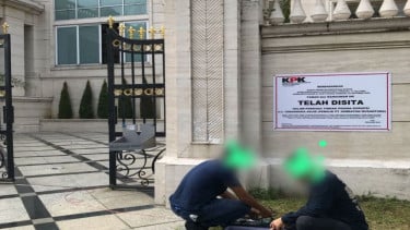 Penyidik KPK sita rumah mewah di perumahan Surabaya, Jawa Timur terkait kasus dugaan korupsi di PT ASDP. (Doc KPK)