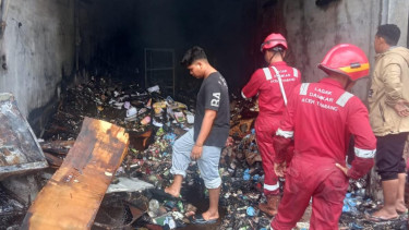 Petugas damkar memeriksa ruko usai kebakaran di Aceh Tamiang. (ist)