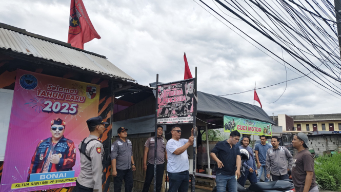 TNI-Polri dan Satpol PP Ratakan Tanah Markas Ormas di Tangerang