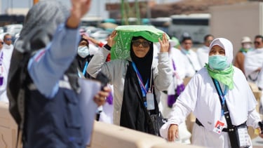 Petugas haji sedang mengarahkan jalan ke jemaah di Miqat Bir Ali Madinah