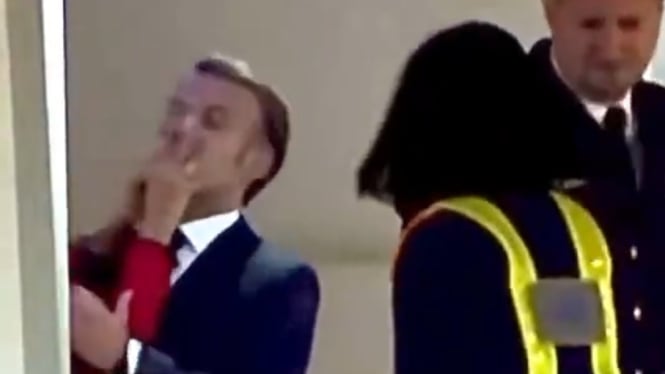 Penampakan Presiden Macron ‘Digoyang’ Saat Pesawatnya Mendarat di Vietnam