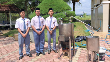 Ketiga siswa SMA Science Plus Baitul Quran Boarding School Sragen saat menunjukkan inovasi E-Pro dan menjuarai Krenova