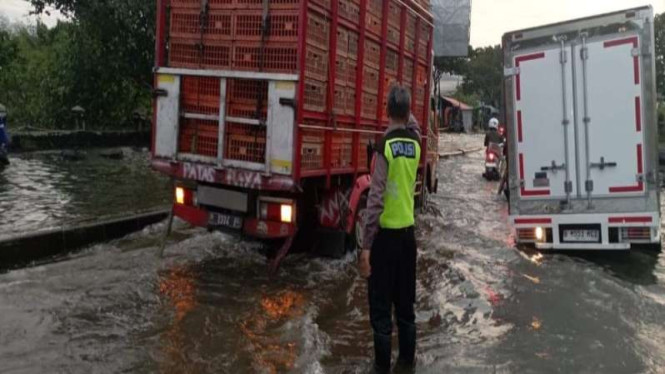 Rob Menerjang Pantura Kaligawe Semarang, Gubernur Jateng Sebut Tanggul Laut Dapat Digunakan Tahun Depan