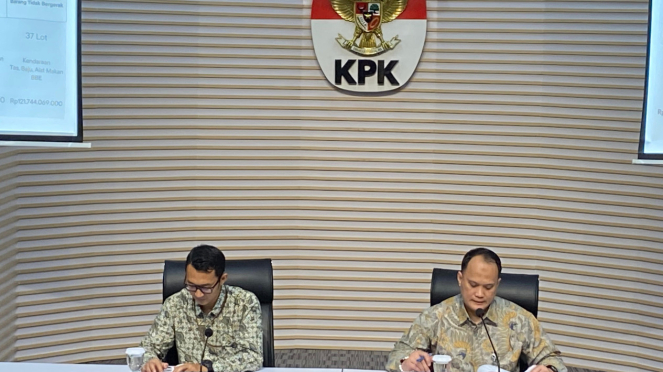 El portavoz de KPK, Budi Praseteto, y director de seguimiento de activos, gestión de evidencia y ejecución de KPK (Labuksi) Mungki Hadipratikto en el KPK