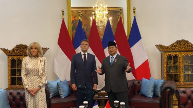 Presiden RI Prabowo Subianto bersama Presiden Prancis Emmanuel Macron dan istri, Brigitte Macron di Istana Merdeka, Jakarta Pusat 