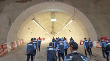 Petugas haji masuk terowongan Mina menuju lokasi Jamarat