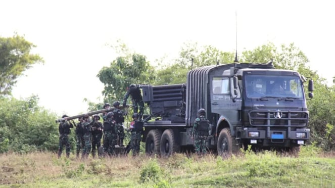 Militar Vía: MRLS 90B Normine TNI Cuerpo marino