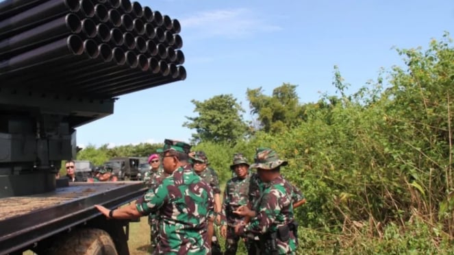 Militar Vía: MRLS 90B Normine TNI Cuerpo marino
