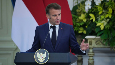 El presidente Probo se encuentra con el presidente francés Emmanuel Macron