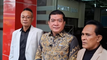 Ketua Solidaritas Merah Putih Silfester Matutina di Polres Metro Jaksel usai diperiksa soal tudingan Roy Suryo yang menduga ijazah Jokowi palsu