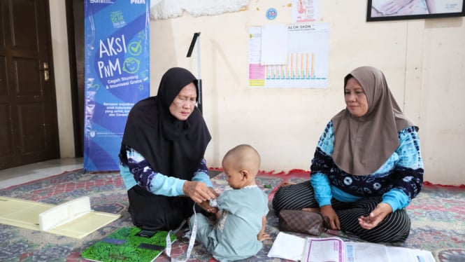 “Bergerak Bersama: Ribuan Tenaga Kesehatan Perangi Stunting di Indonesia”  

atau  

“Kolaborasi Ribuan Tenaga Kesehatan untuk Cegah Stunting di Indonesia”  

(Anda bisa memilih yang lebih sesuai dengan konteks atau nada yang diinginkan)