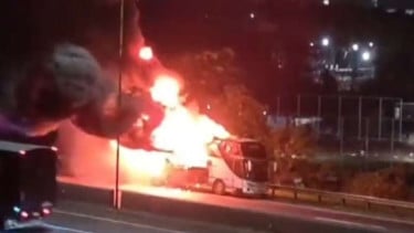 Bendición de autobús turístico en el peaje de Yakarta Cikampek, 29/5