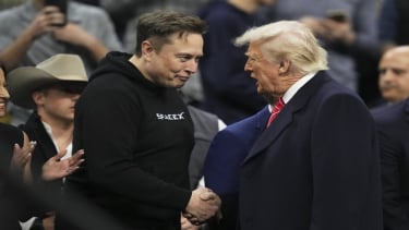 CEO SpaceX dan Tesla Elon Musk bersama Presiden Donald Trump