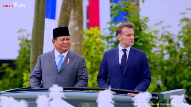 El momento del presidente indonesio Prabowo Subianto y el presidente francés Emmanuel Macron realizaron una inspección