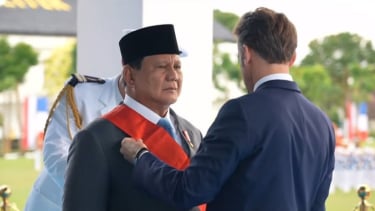 El presidente Prabouu Beananto ha aceptado la enorme cruz de su poema