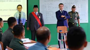 Presiden RI Prabowo Subianto dan Presiden Prancis Emmanuel Macron saat meninjau kelas Bahasa Prancis di Akmil Magelang (sumber foto: Muchlis Jr - Biro Pers Sekretariat Presiden)