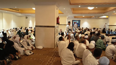 Jemaah haji Aceh sedang mendengarkan ceramah di Tanah Suci