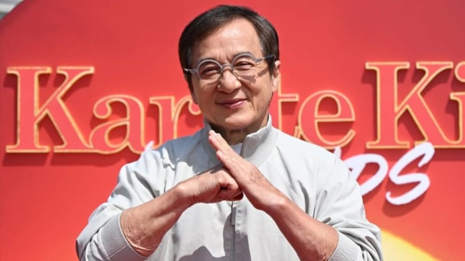 "Legends Persatukan Jackie Chan & Ralph Macchio, Raup Rp407 Miliar di Pekan Perdana?"  

(Note: The text is visually refined with proper spacing and punctuation, adhering to the requested guidelines.)