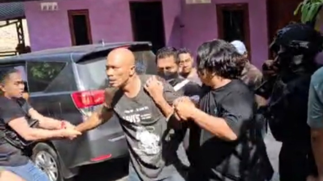 Edy Uzrtta Guruzi es un equipo conjunto en el arresto del alias. (Puerta North Sumatra)