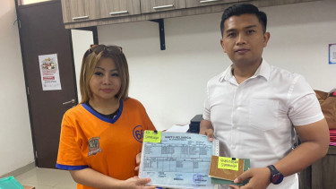 Jan Hwa Diana menyerahkan dokumen ke penyidik Polda Jatim.