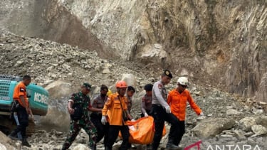 Evacuación de víctimas enterradas con los deslizamientos de tierra en Lyron