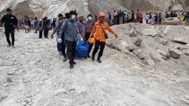 Petugas mengevakuasi korban tewas akibat longsor di area pertambangan galian C, Gunung Kuda, Cirebon, Jabar.