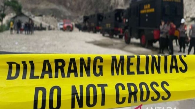 La línea policial se instaló en el área de deslizamientos de tierra en la montaña de Cirebon Horse, West Java.