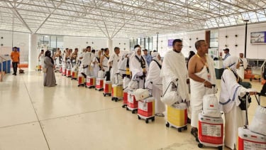 Jemaah Indonesia tiba di Bandara King Abdul Aziz, Jeddah, Arab Saudi