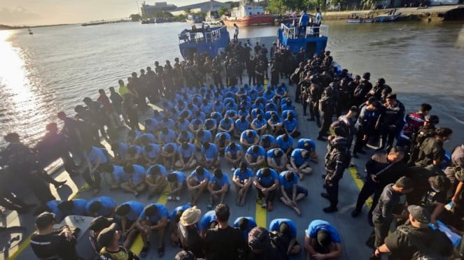 100 prisioneros de alto riesgo en la región de RIAU fueron transferidos a Nusakambangan