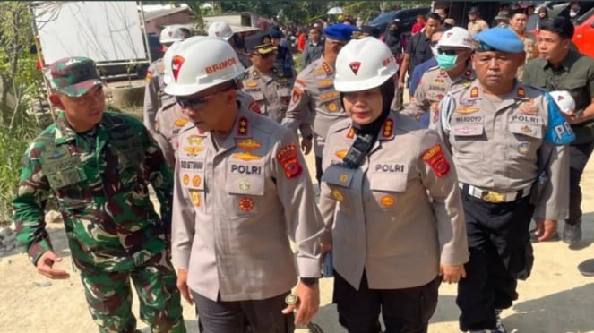 El inspector jefe del general de la policía regional de Java Occidental, Rudi Setainawan, vio los deslizamientos de tierra en Cirbon