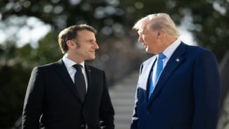 Trump Beri Nasihat Pernikahan ke Macron Usai Ditoyor Istri di Pesawat