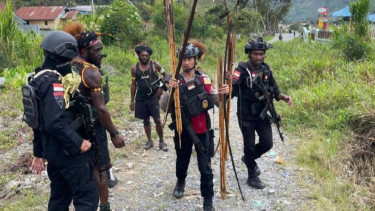 Aparat patroli di Mulia, Puncak Jaya.